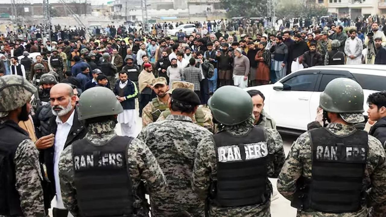 ইসলামাবাদে মসজিদের সামনে আত্মঘাতী বিস্ফোরণ, গ্রেফতার মূলচক্রী সহ ৪