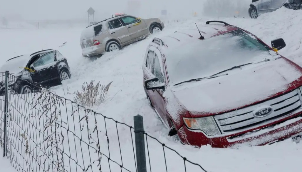 বম্ব সাইক্লোন আমেরিকায়, মৃত বেড়ে ১৫৩
