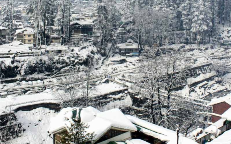 তুষারপাতে রক্ষে নেই, দোসর ঝড়-বৃষ্টি হিমাচলে