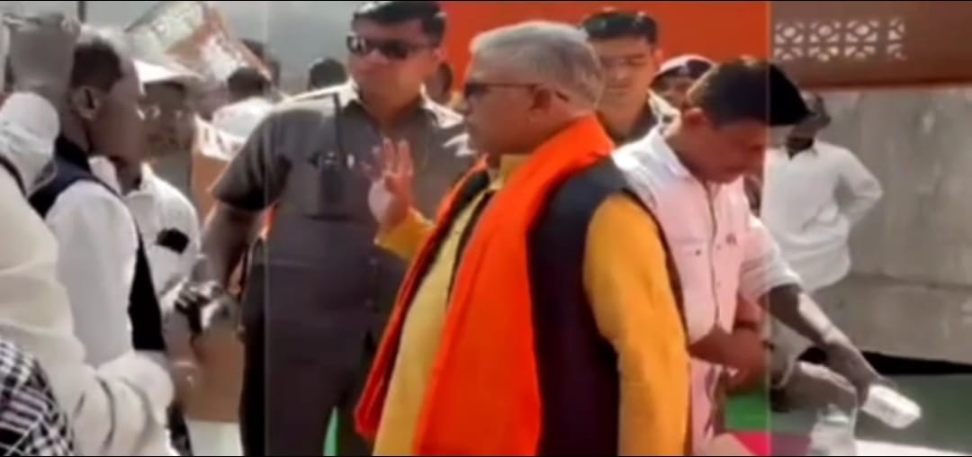 গোসাবায় কর্মীসভায় যোগ দিতে গিয়েই বিপত্তি , দিলীপ ঘোষ উঠতেই ভেঙে পড়ল মঞ্চ