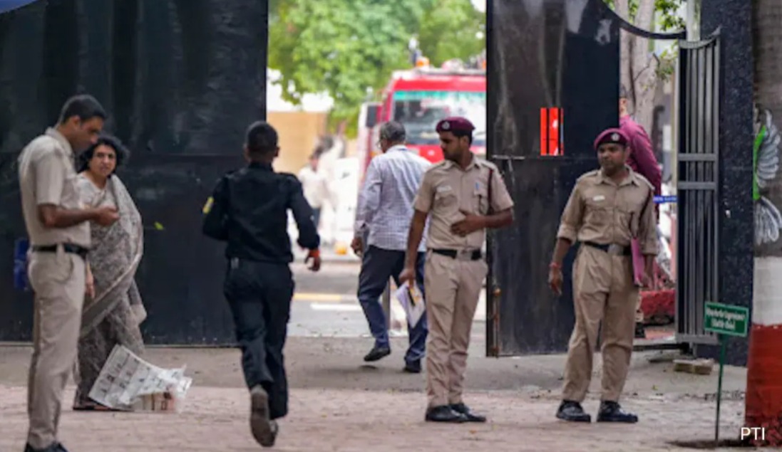 দিল্লির ৯ টি স্কুলে বোমা হামলার হুমকি, শুরু চিরুনি তল্লাশি