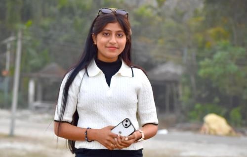 গরিব মেয়ের হাতে আইফোন , তোলপাড় নেটদুনিয়া