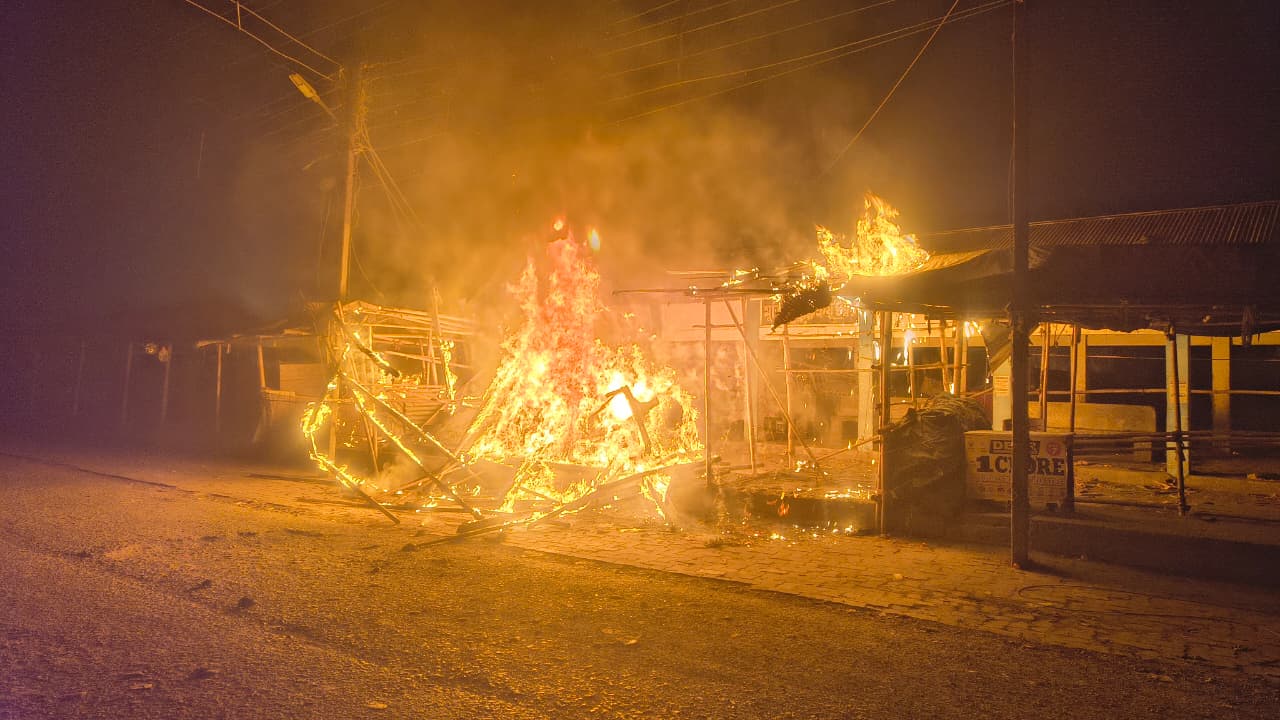 গভীর রাতে ধূপগুড়ি মার্কেটে বিধ্বংসী অগ্নিকাণ্ড , পুড়ে ছাই একাধিক দোকান