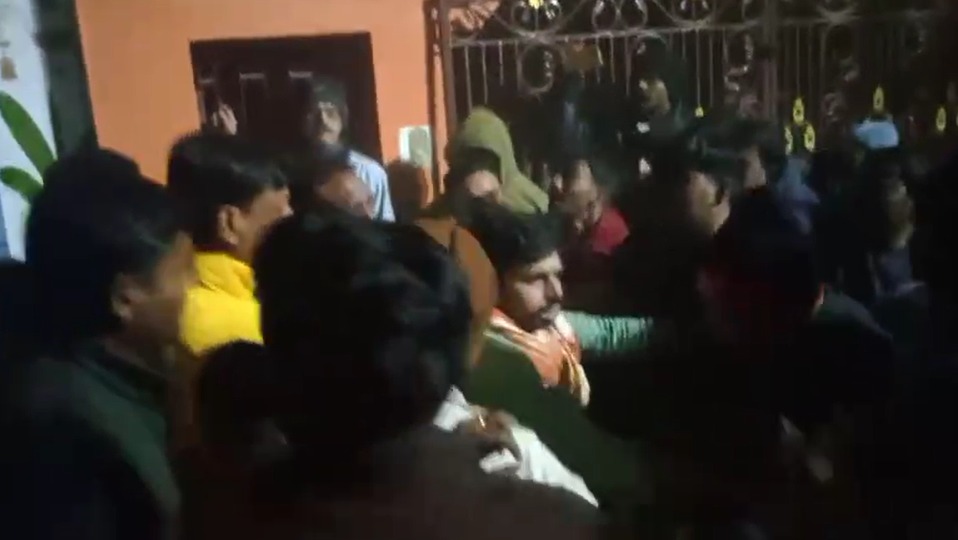 মারধরের অভিযোগ, তৃণমূল বিধায়কের বাড়ির সামনে বিক্ষোভ পড়ুয়াদের