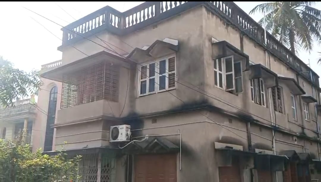 বারাসাতে আয়কর দফতরের তৎপরতা , প্রোমোটারের বাড়িতে তল্লাশি অভিযান