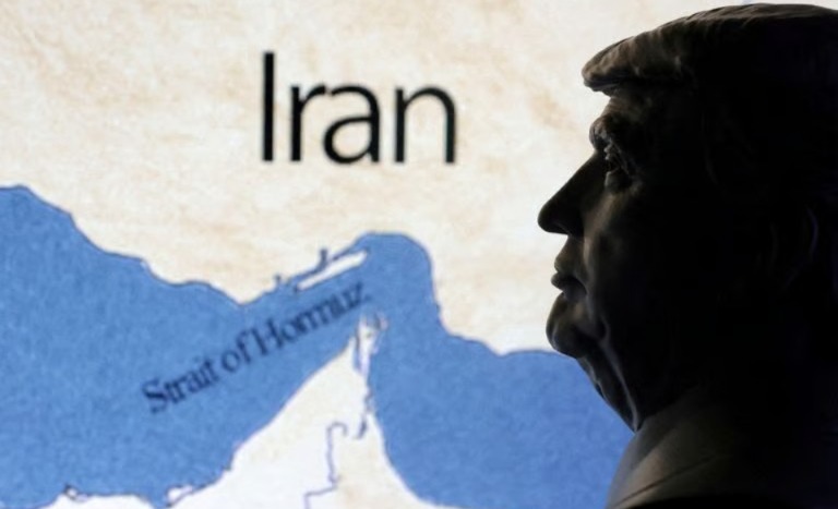 কূটনৈতিক টানাপোড়েন, মার্কিন জাহাজগুলিকে ইরানের জলসীমা থেকে দূরে থাকার বার্তা আমেরিকার