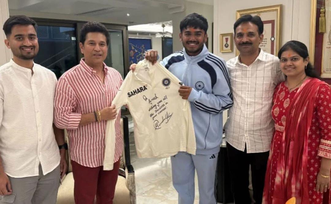 চারিদিকে অনেক প্রলোভন আসবে , কান দেবে না , বিশ্বকাপজয়ী আয়ুষকে পরামর্শ সচিনের