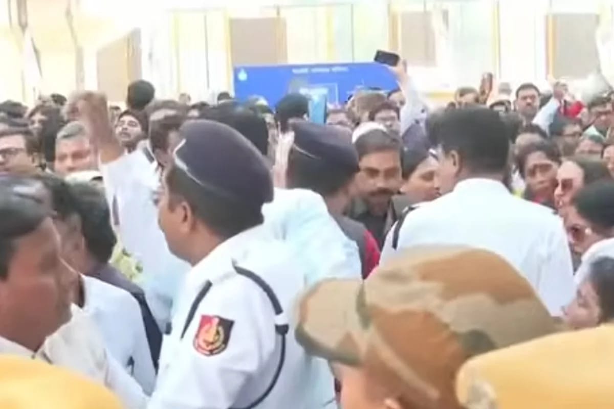 আশাকর্মীদের পর পথে পার্শ্বশিক্ষকরা , বাজেটের হাজার টাকায় ক্ষোভে উত্তাল বিকাশ ভবন