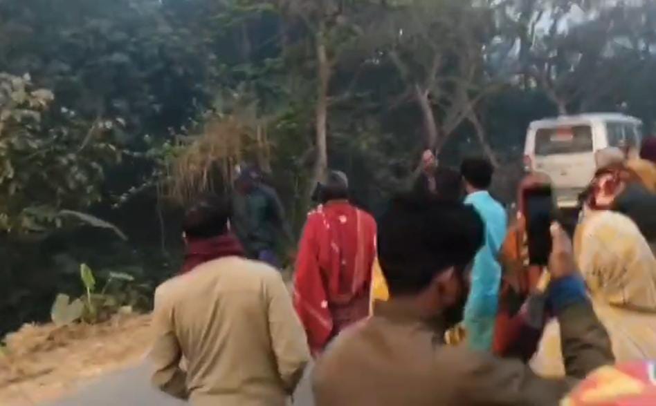 জোর করে জমি দখলের চেষ্টা , সিভিক ভলান্টিয়ারদের বিরুদ্ধে মারধরের অভিযোগ স্থানীয়দের