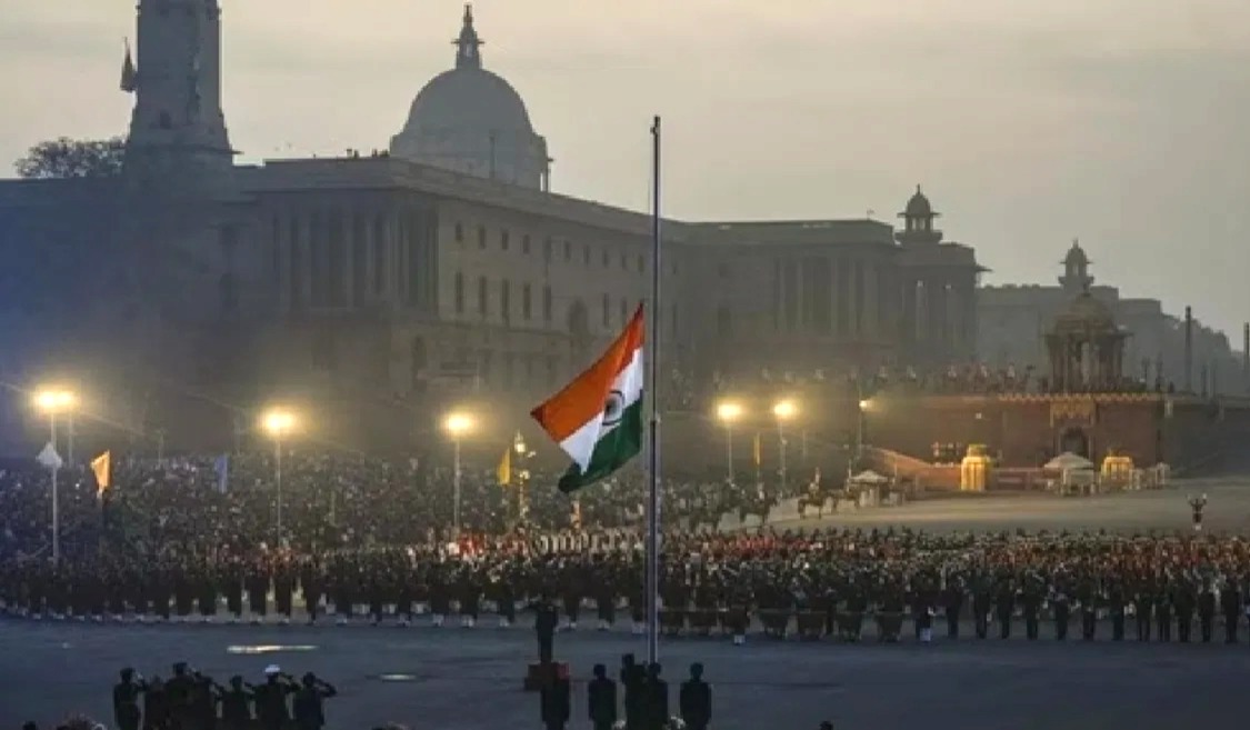 ‘বন্দে মাতরম’ বাজলেই দাঁড়াতে হবে, নয়া নির্দেশিকা কেন্দ্রীয় স্বরাষ্ট্র মন্ত্রকের