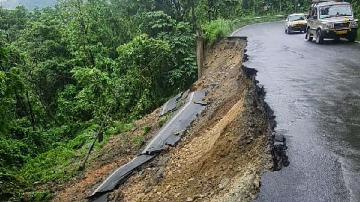 ধসে বন্ধ ১০ নম্বর জাতীয় সড়ক, সেবকের করোনেশন ব্রিজের কাছে বিপত্তি