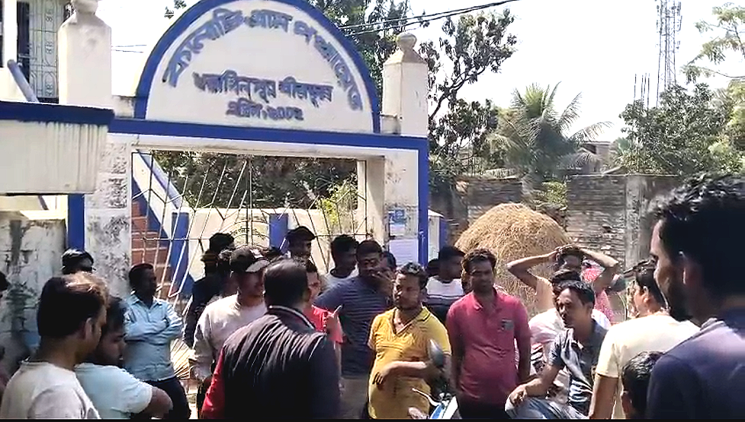 তৃণমূল নেতাকে কাটমানি না দিলে মিলছেনা আবাস যোজনার ঘর , পঞ্চায়েত অফিসে তালা দিয়ে বিক্ষোভ গ্রামবাসীদের