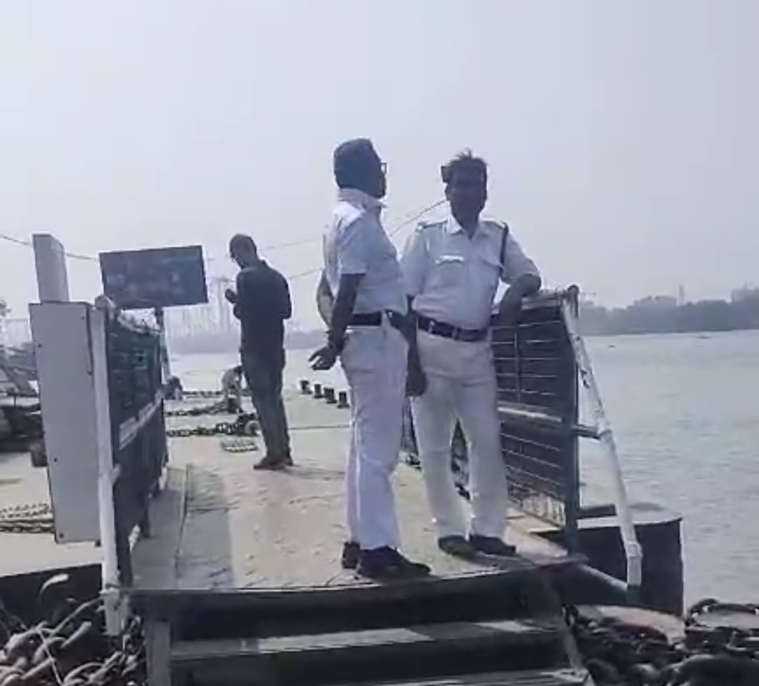 আহিরিটোলা ঘাটে যুবকের ঝাঁপ , তল্লাশিতে ডুবুরি