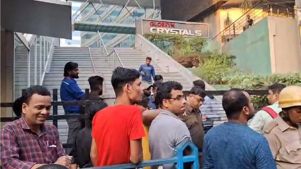 সল্টলেক সেক্টর ফাইভে বহুতলে আগুন , কালো ধোঁয়ায় ঢাকল গ্লোবসিন ক্রিস্টাল