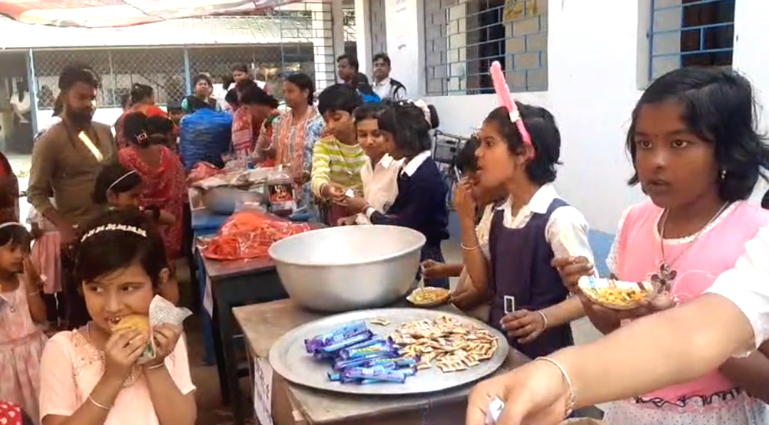 পড়া পড়া খাওয়া , খুদে পড়ুয়াদের জন্য ফুলিয়া স্কুলে শিক্ষকদের অভাবনীয় উদ্যোগ