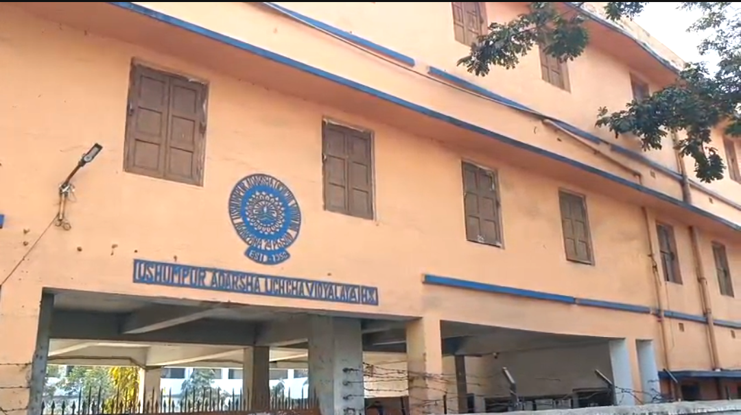 পরীক্ষা কেন্দ্রের পাশে আবর্জনার স্তূপ , দুর্গন্ধে চরম ভোগান্তির মুখে পড়ুয়াসহ অভিভাবকরা