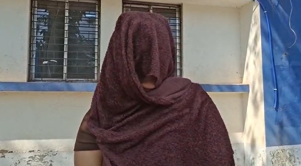 কটুক্তির প্রতিবাদে তরুণীকে শ্লীলতাহানির অভিযোগ, গ্রেফতার নিরাপত্তারক্ষীর ছেলে