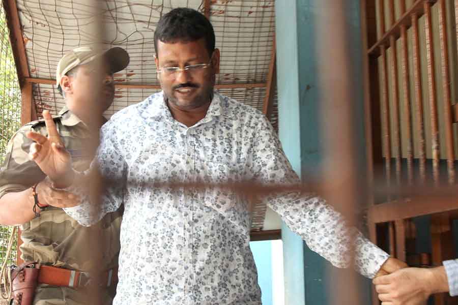 আমি সম্ভ্রান্ত পরিবারের ছেলে ইডি আসবে বলেই পুকুর পাড়ে দাঁড়িয়ে ছিলাম , বিস্ফোরক মন্তব্য জীবনকৃষ্ণের