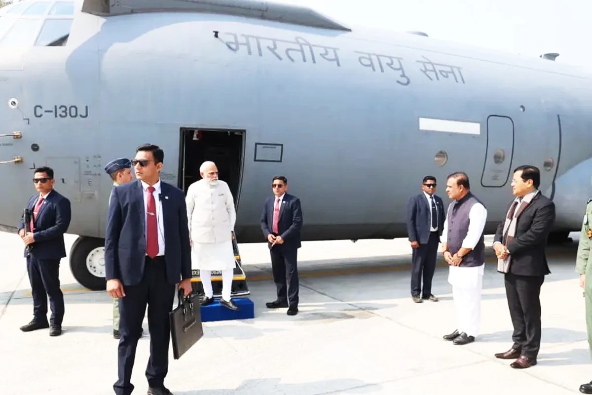 চীনকে চমক দিয়ে ইতিহাস, বিমানবন্দরের পরিবর্তে জাতীয় সড়কে অবতরণ মোদির বিমানের