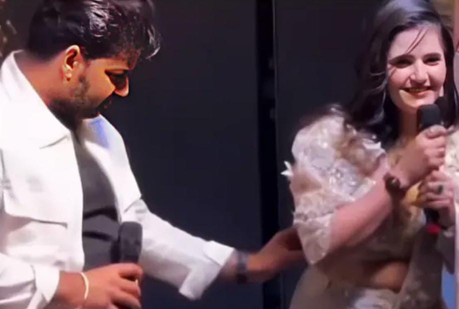 গানের মাঝে নিয়ন্ত্রণ হারালেন, সহ গায়িকার পেটে অশ্লীল স্পর্শ , বোমা ফাটিয়ে ইন্ডাস্ট্রি ছাড়লেন অঞ্জলী