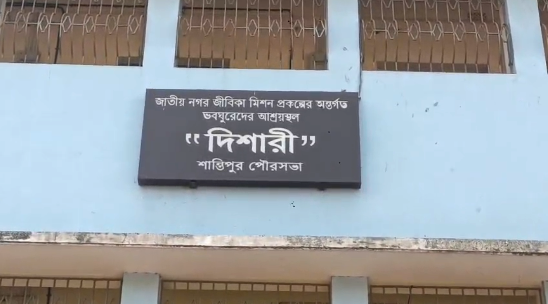 ভবঘুরে বলে যেন ওর মানুষ নয় , শান্তিপুর পুরসভার সরকারি আবাসনে পঁচা খাবার দিচ্ছে কন্ট্রাক্টর