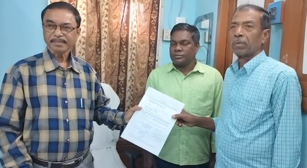 ছেলে পেয়েছেন সরকারি চাকরি , বাংলার বাড়ির প্রথম কিস্তির টাকা ফেরত দিলেন বাবা