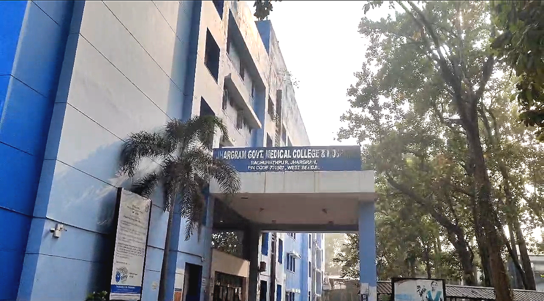 চিকিৎসার গাফিলতিতে সদ্যজাত শিশু মৃত্যুর অভিযোগ , উত্তাল ঝাড়গ্রাম মেডিক্যাল কলেজ হাসপাতাল