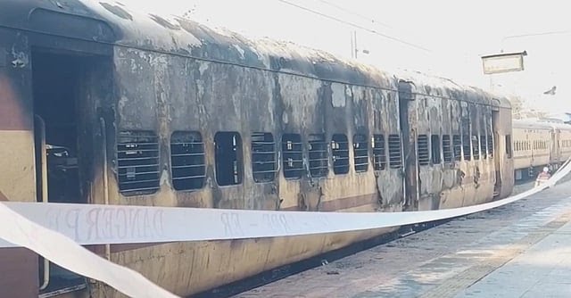 কাটোয়া স্টেশনে দাঁড়ানো ট্রেনে ভয়াবহ অগ্নিকাণ্ড , পুড়ে ছাই একটি কামরা