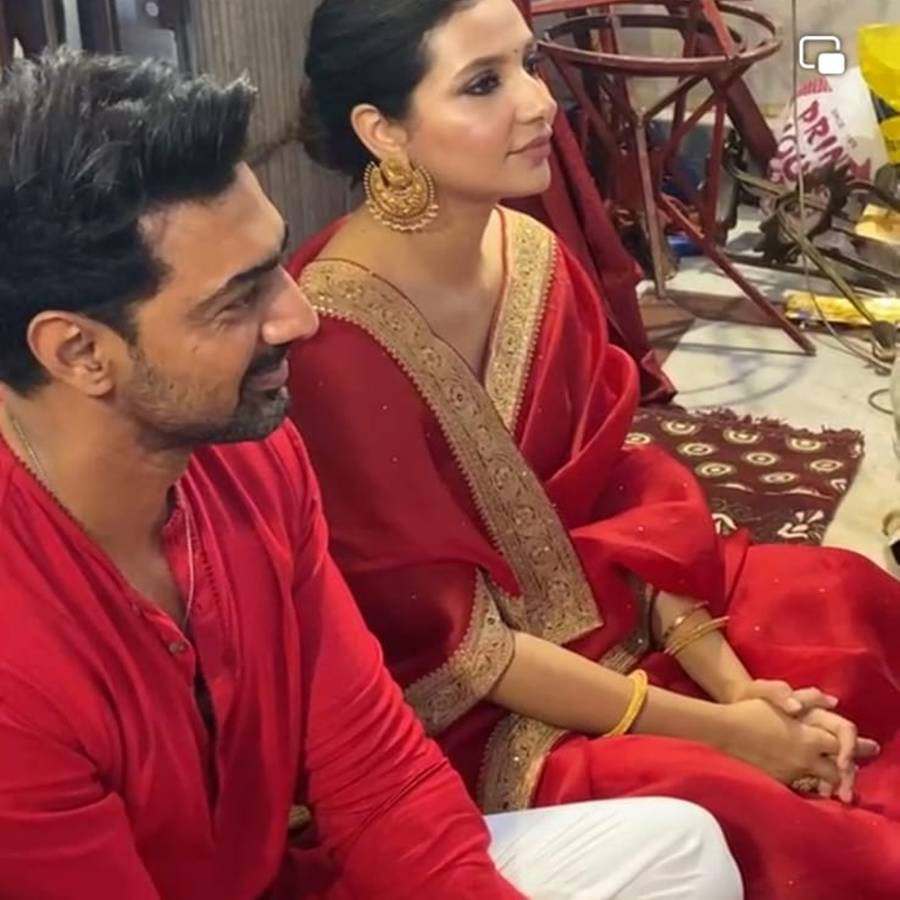 রঙমেলান্তি পোশাকে বড়মার মন্দিরে দেব শুভশ্রী, প্রাক্তনকে পাশে বসিয়ে বর্তমানের নামে পুজো দিলেন অভিনেতা