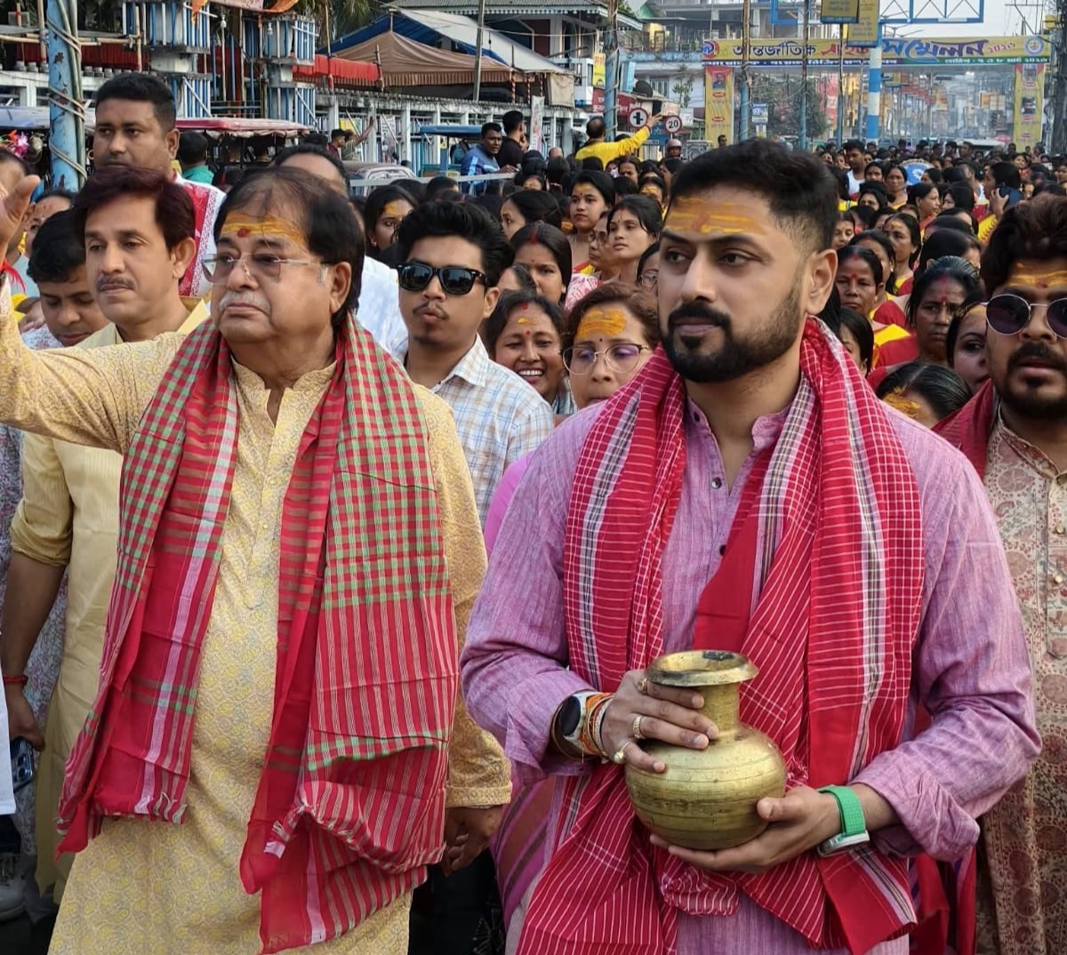 দিনহাটায় শিবপুজো ঘিরে বর্ণাঢ্য শোভাযাত্রা, জনসংযোগে সক্রিয় মন্ত্রী উদয়ন গুহ