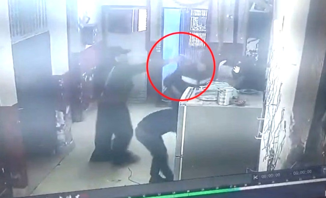 পুলিশকর্মীকে মারধর, হেফাজত থেকে চম্পট ২ পাকিস্তানি সহ ৩