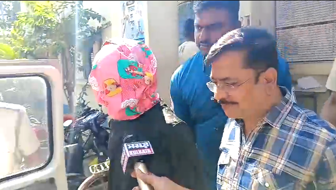 প্রাক্তন পৌরপ্রধান অশনি মুখার্জির বাড়ির সামনে উদ্ধার আগ্নেয়াস্ত্র-সহ আটক যুবক , চাঞ্চল্য বারাসাতে