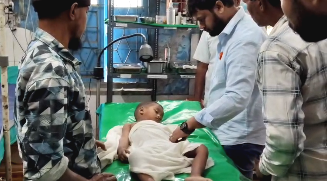 এক মুহূর্তের নজরদারি এড়িয়ে বিপত্তি , দাদুর বাড়িতে বেড়াতে গিয়ে মর্মান্তিক পরিণতি শিশুর