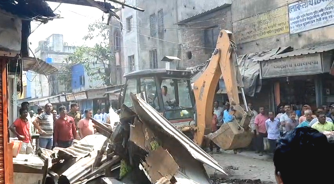 রেলের উন্নয়নে বেআইনি বস্তির বাঁধা , ফুলিয়ায় ভেঙে দেওয়া হল একাধিক দোকান
