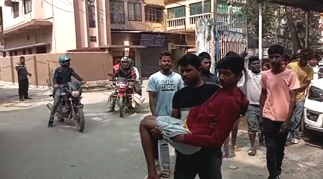 চুরির অপবাদে ৪ শিশুকে নির্মম মারধর বিজেপি নেতার , ডালখোলায় রণক্ষেত্র পরিস্থিতি