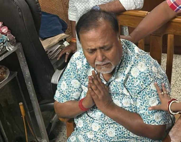 বেহালায় প্রত্যাবর্তন , জেলমুক্তির পর জনসংযোগে পার্থ চট্টোপাধ্যায়