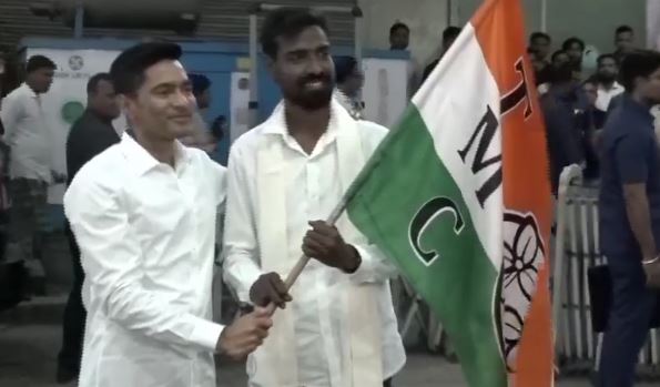 বিজেপিকে হারাতে তৃণমূলই একমাত্র ভরসা , কাস্তে হাতুড়ি ছেড়ে ঘাসফুল শিবিরে যোগদান প্রতীকের