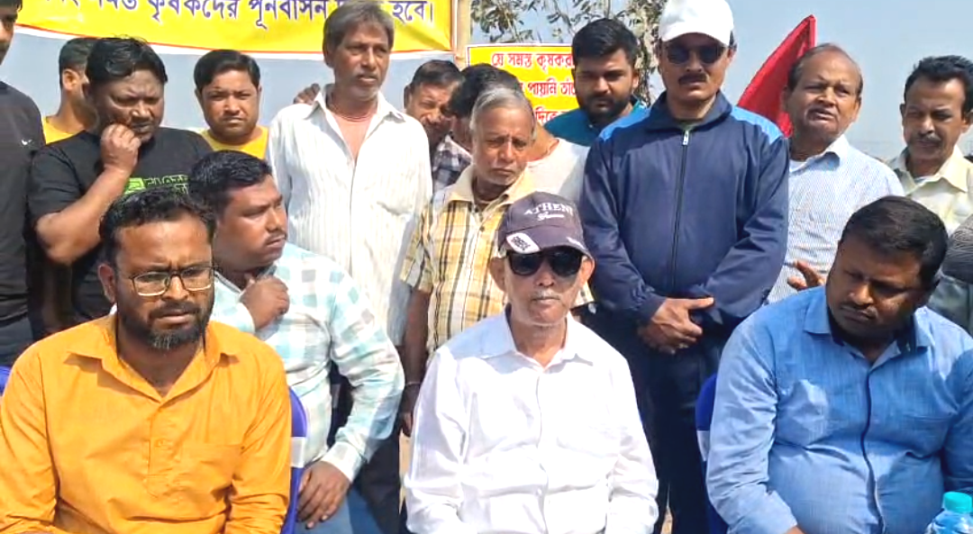 ভূমিহারাদের অবস্থান বিক্ষোভে মেয়র , দাবি না মানলে বৃহত্তর আন্দোলনের হুঁশিয়ারি