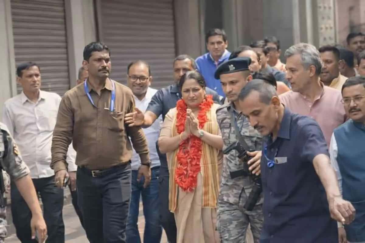 পাখির চোখ বিধানসভা ভোট , নির্বাচনী আবহে কালীঘাটে দিল্লির মুখ্যমন্ত্রী রেখা গুপ্তা