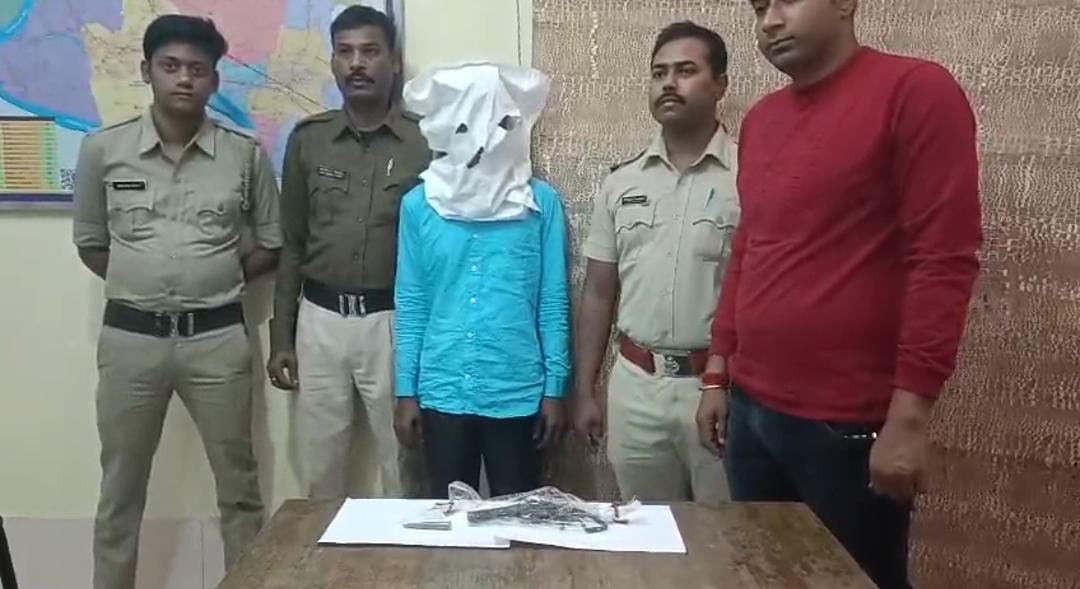 বন্দুক নিয়ে ঘুরে বেড়াতেই পুলিশের হাতে পাকড়াও দুষ্কৃতী , ব্যাপক চাঞ্চল্য রানাঘাটে