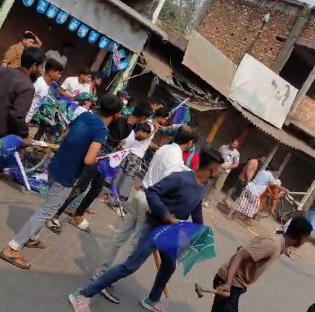 ফের উত্তপ্ত মিনাখাঁ , দলীয় পতাকা লাগানোকে কেন্দ্র করে মুখোমুখি সংঘর্ষে তৃণমূল - আইএসএফ