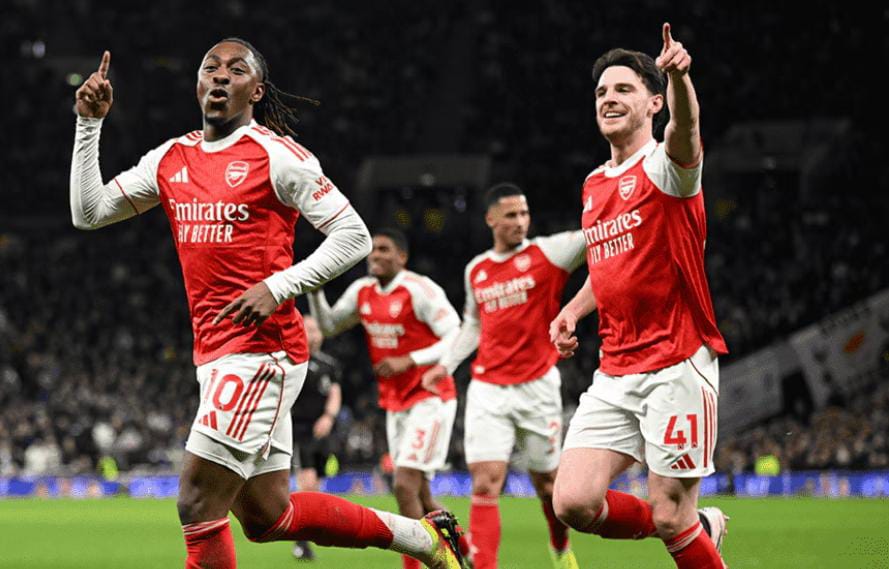 প্রিমিয়ার লিগ , টটেনহ্যামের বিরুদ্ধে দাপুটে জয় , লিগ টেবিলের শীর্ষে আর্সেনাল