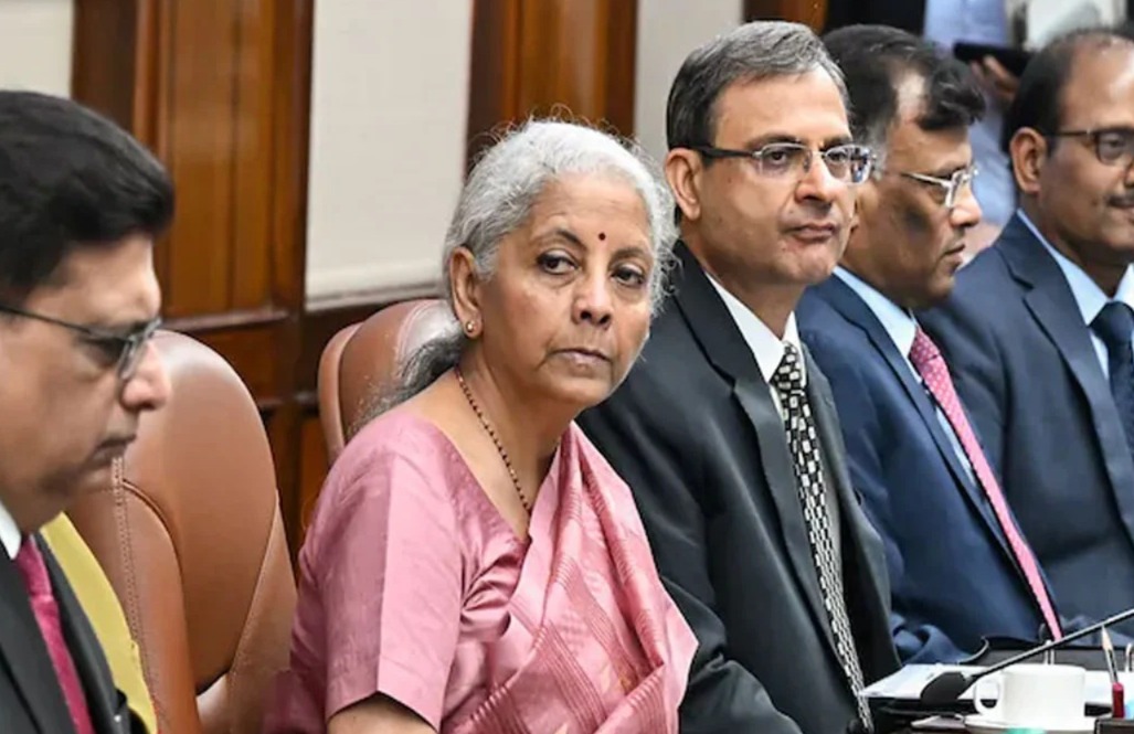 মধ্যবিত্তের নাগালের বাইরে সোনা-রুপোর দাম, ‘উদ্বেগের কারণ নেই’, আশ্বস্ত কেন্দ্রীয় অর্থমন্ত্রীর