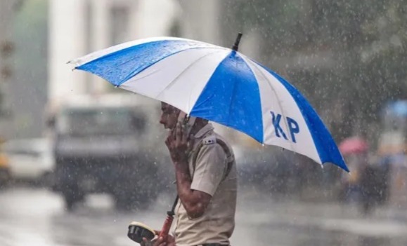 বসন্তে বৃষ্টিতে ভেজা কলকাতা