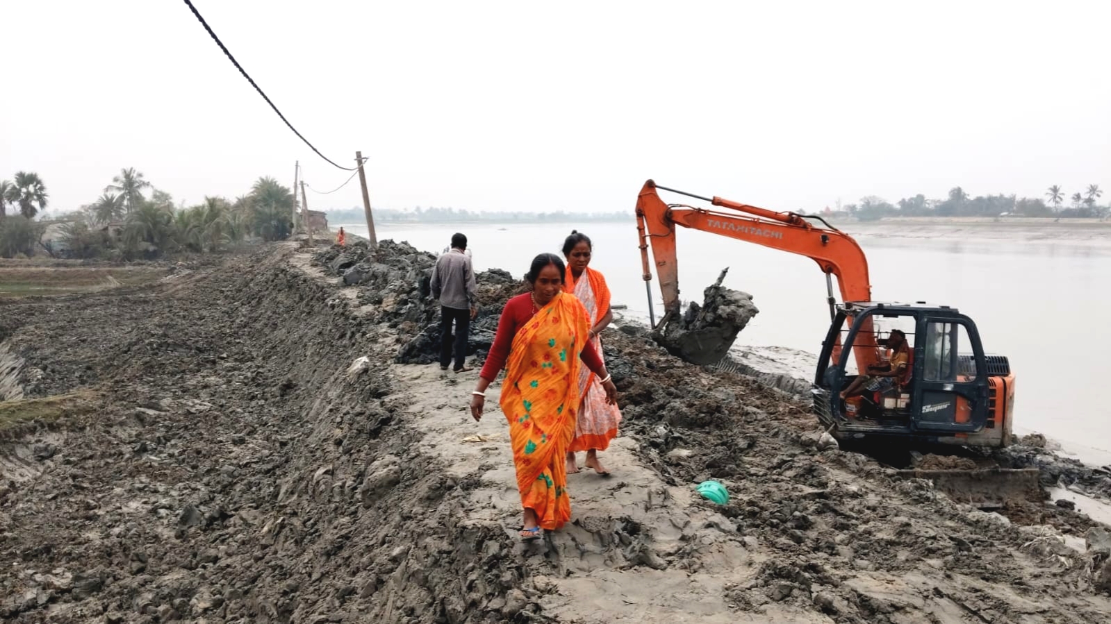 ভরা কোটালের আগে ডাঁসা নদীবাঁধে ফাটল , প্লাবনের আতঙ্কে হাসনাবাদ