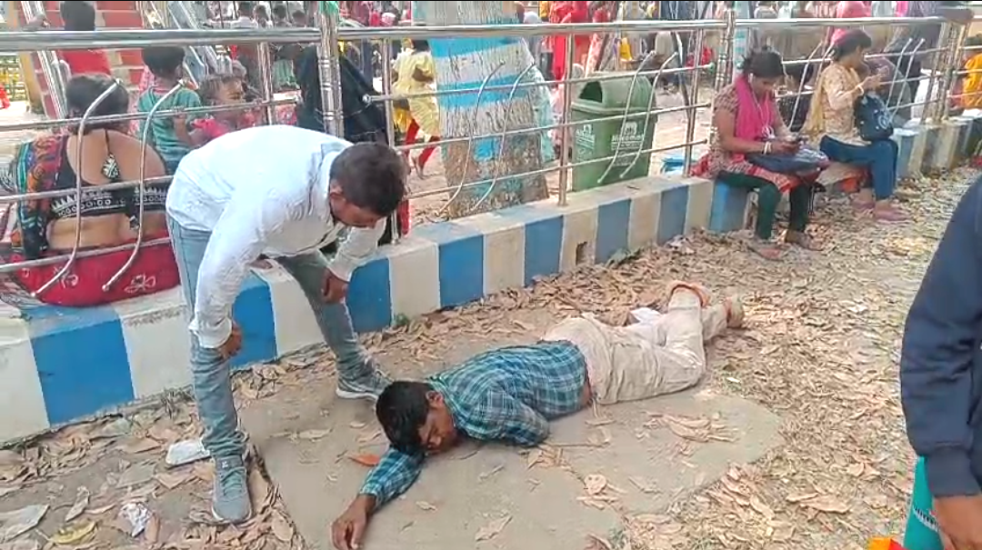 অমানবিক তেহট্ট , লাইনে দাঁড়িয়ে অসুস্থ হয়ে রাস্তায় লুটিয়ে পড়লেন যুবক , সাহায্যের হাত বাড়াল না কেউ