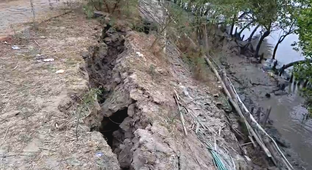 নদীবাঁধে ফাটল , ভরা কোটালের আগে আতঙ্কে সন্দেশখালি