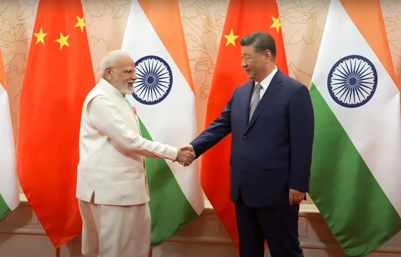 মোদি-জিনপিংয়ের করমর্দন! প্রধানমন্ত্রীকে তোপ কংগ্রেসের