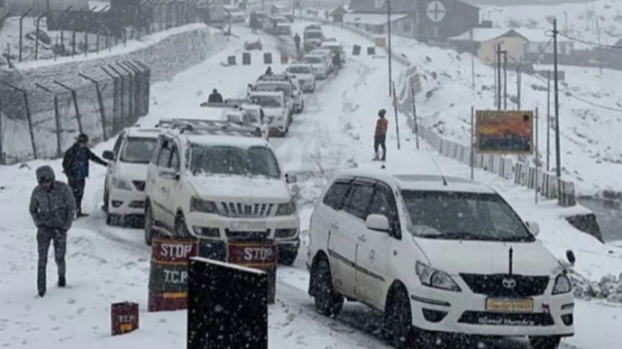 ভারী তুষারপাতে বিপর্যস্ত সিকিম, আটকে ৩ হাজার পর্যটক, উদ্ধারে সেনা