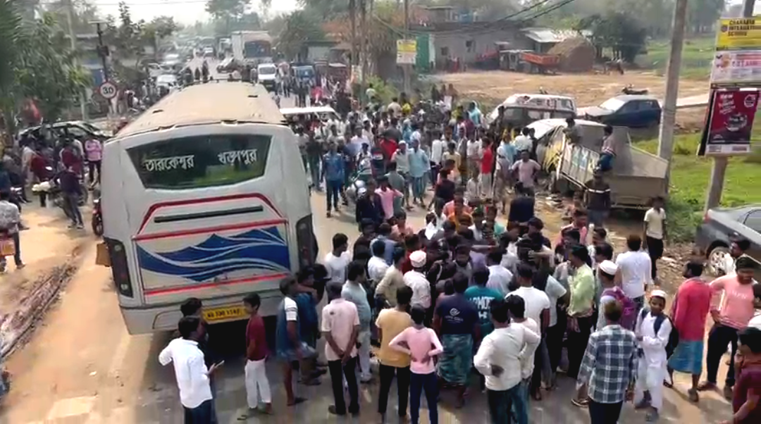 থানায় ডেকে যুবককে মারধরের অভিযোগ পুলিশের বিরুদ্ধে , কেশপুরে রাজ্য সড়ক অবরোধ